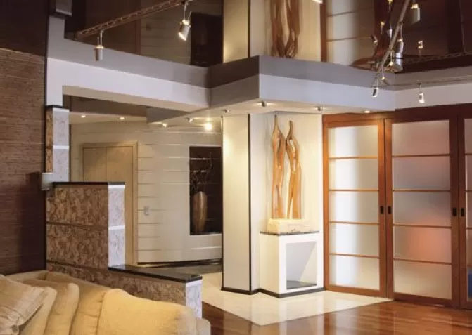 Установка коричневых натяжных потолков