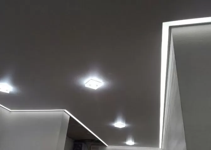 Натяжные потолки с контурной подсветкой