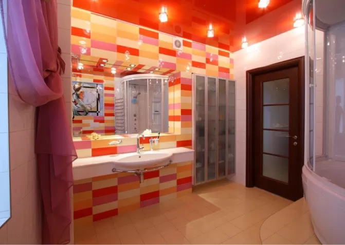 Установка цветных натяжных потолков